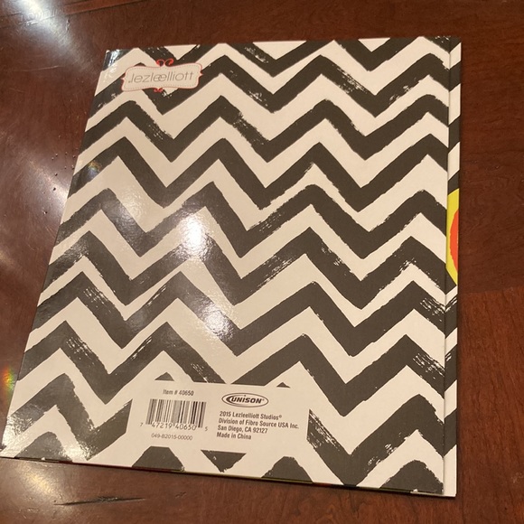 Set of three Unison two pocket floral printed folders. - Picture 5 of 9